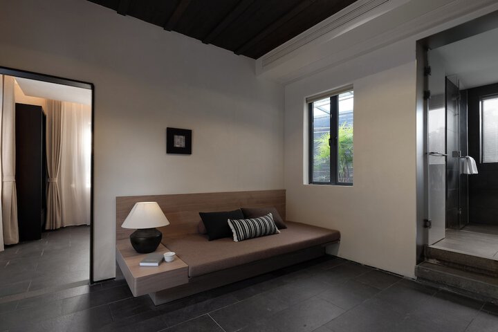 Room 8 of 100