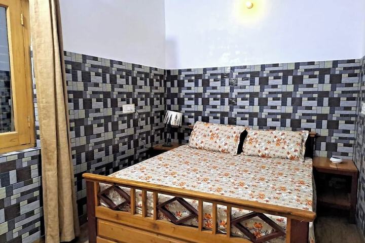 Room 12 of 25