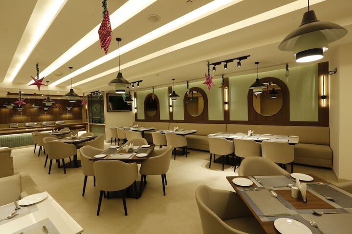 Dining 37 of 47