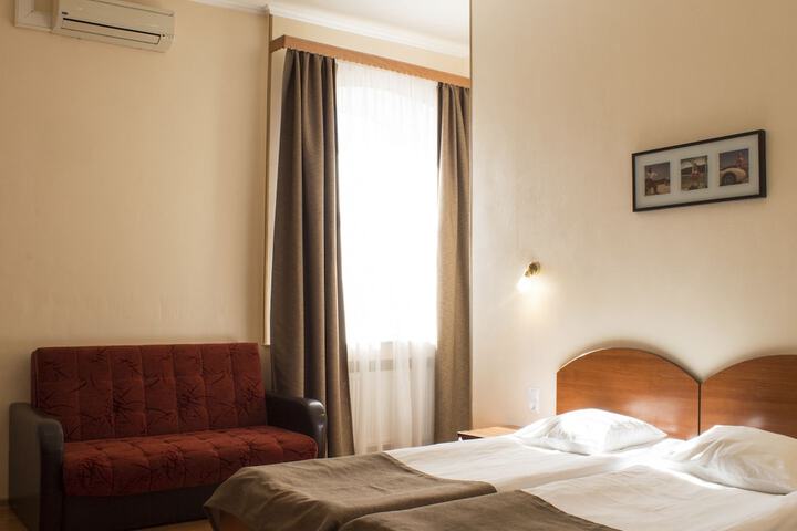 Room 8 of 87