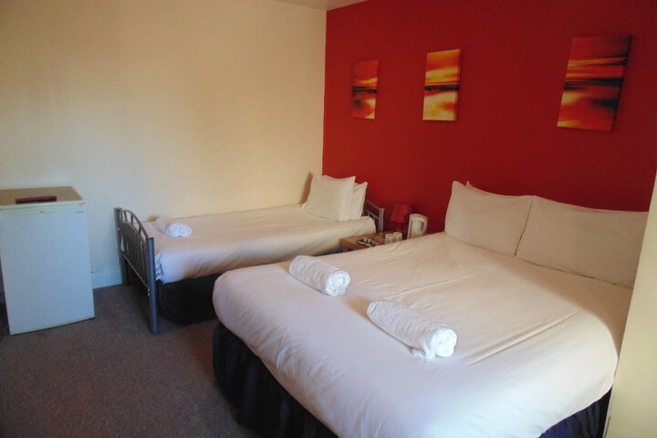 Room 4 of 8