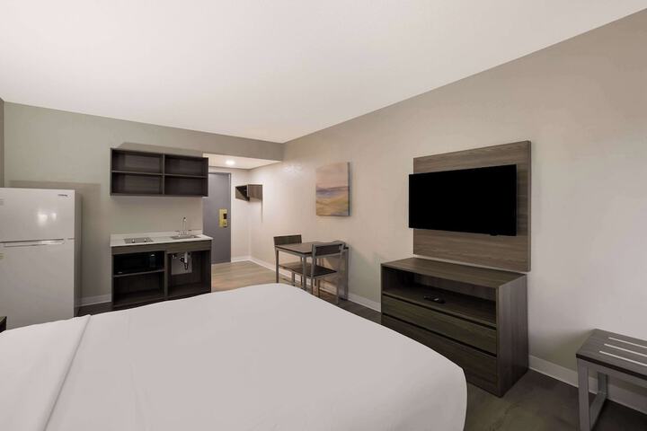 1 Queen Bed (1 of 5)