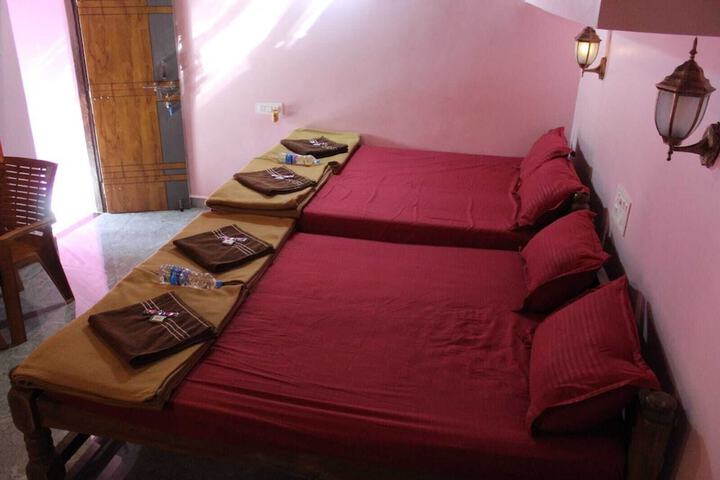 Room 4 of 32