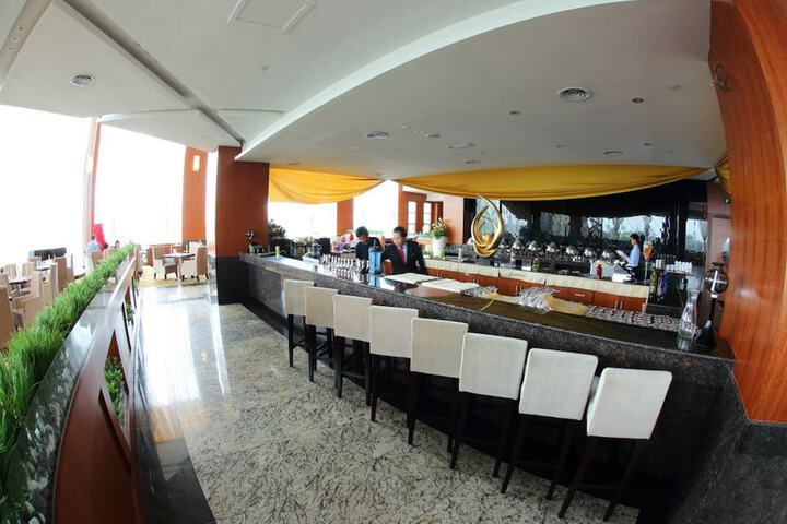 Lounge 56 of 83