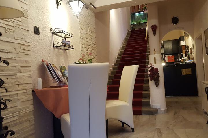 Lobby lounge