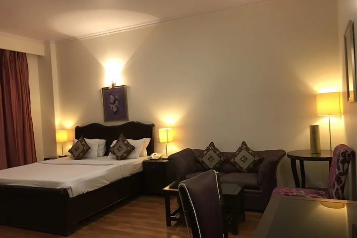 Room 4 of 18