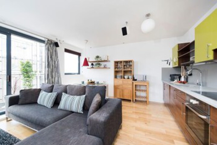 Stylish 2 Bedroom Flat with Balcony in London