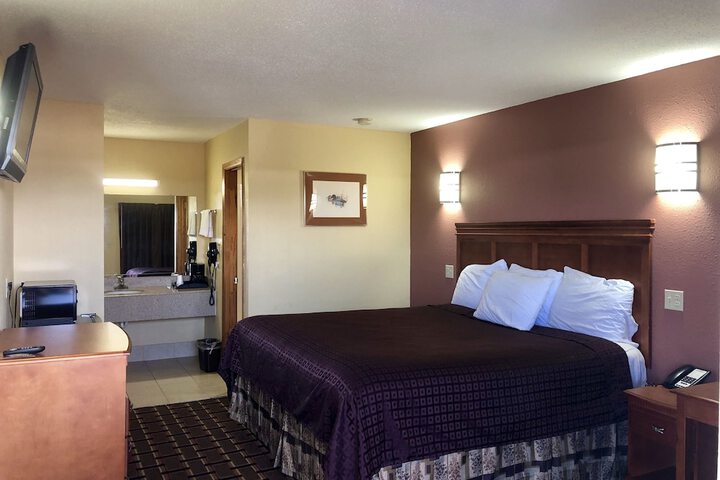 1 King Bed - Free WiFi, Microwave, Minifridge Coffeemaker, Hairdryer Cable TV HBO (6 of 11)