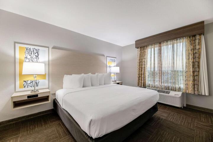 1 King Bed High Speed Internet Accessible Microwave, Refrigerator Full Breakfast (8 of 30)