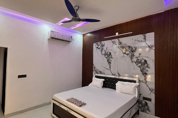 Room 6 of 15