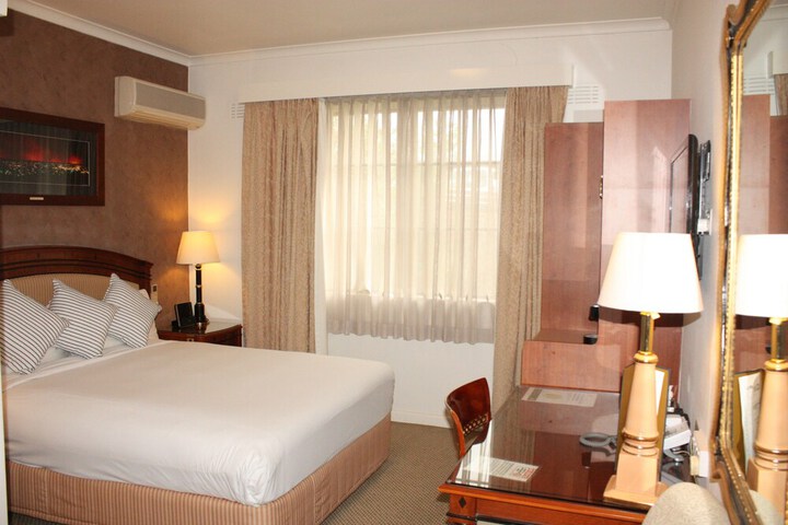 Room 11 of 40
