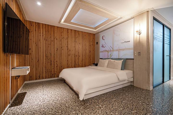 Room 15 of 100