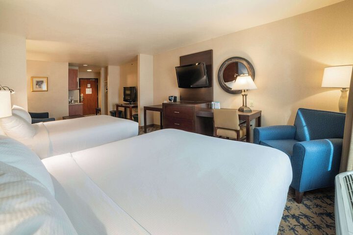1 Queen Bed Accessible (2 of 15)