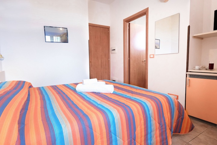 Room 4 of 37