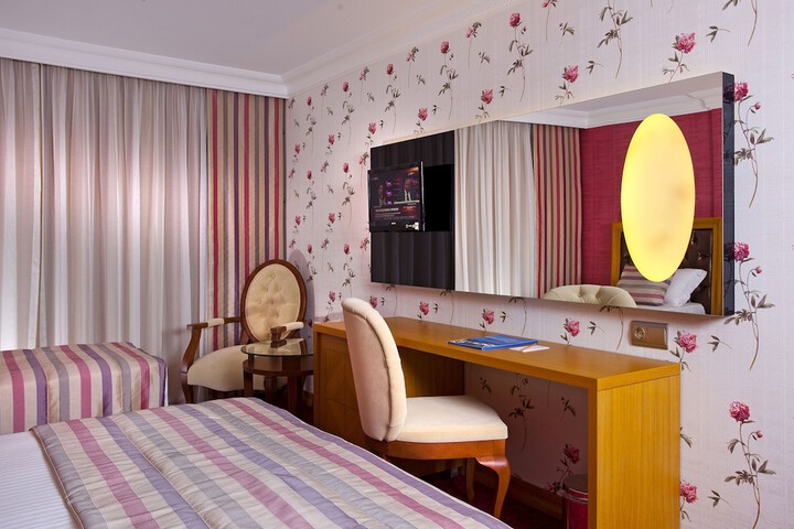 Room 27 of 69