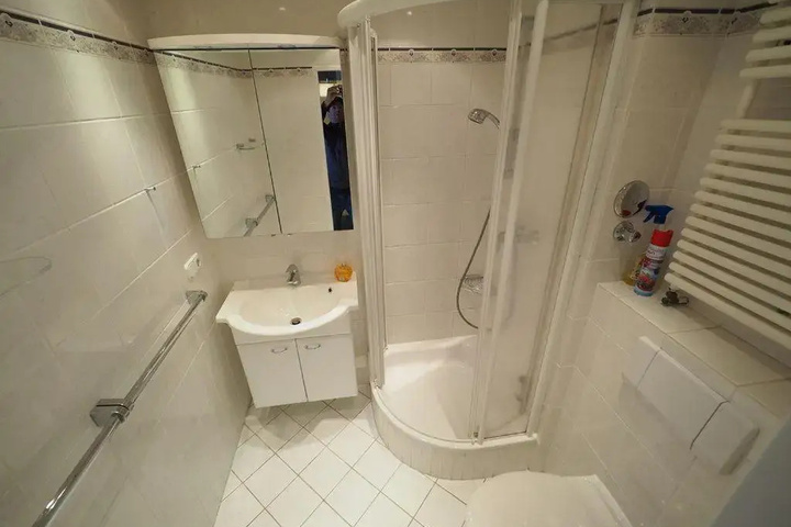 Room 5 of 8