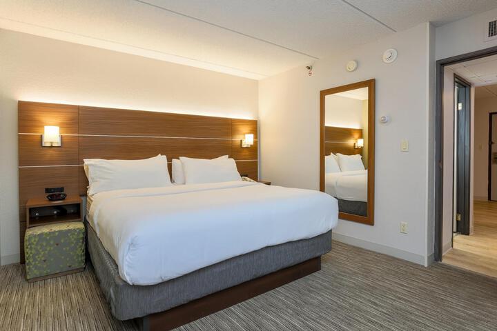 1 Queen Bed (5 of 16)