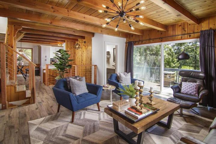 Photo of Whispering Pine Modern Luxe 3 Level 2000 sqft AC View Dogs Village