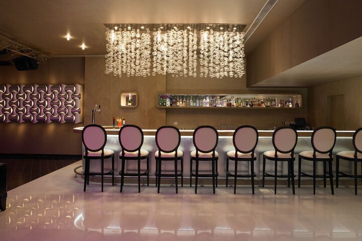Lounge 105 of 133
