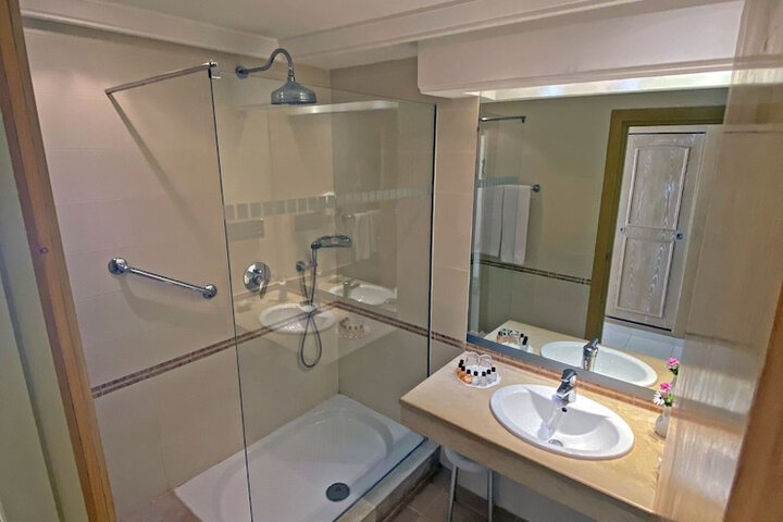 Room 32 of 145
