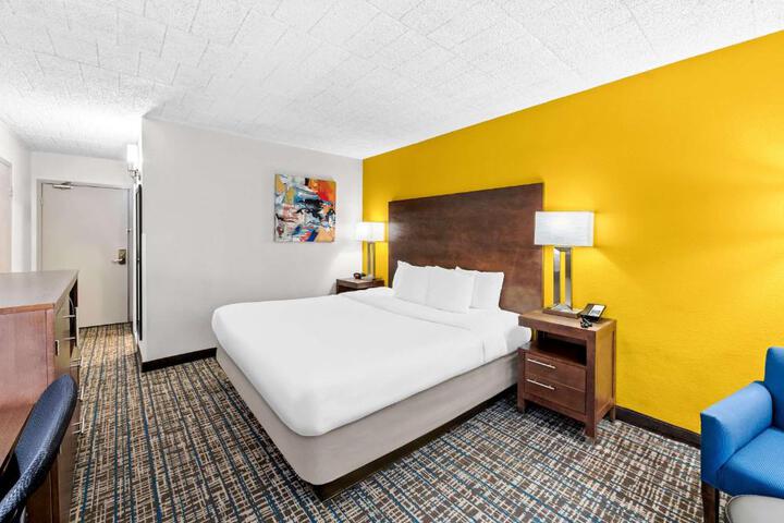 1 King Bed Microwave and Refrigerator Full Breakfast (14 of 16)