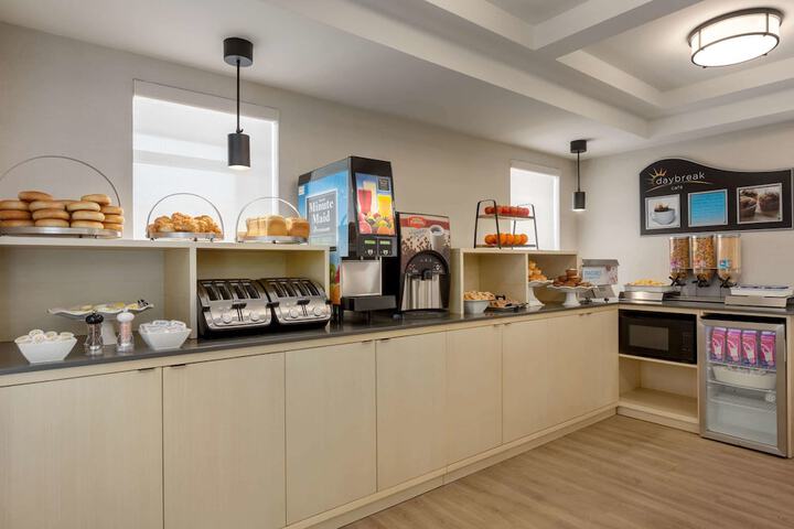 Breakfast/Coffee Service 20 of 35