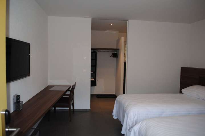 Room 13 of 77