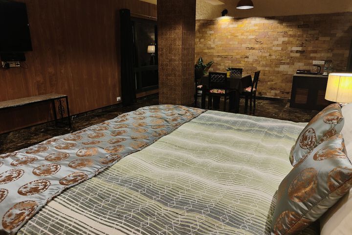 Room 6 of 17
