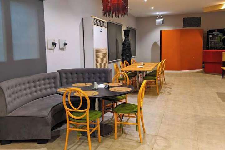 Lounge 65 of 88