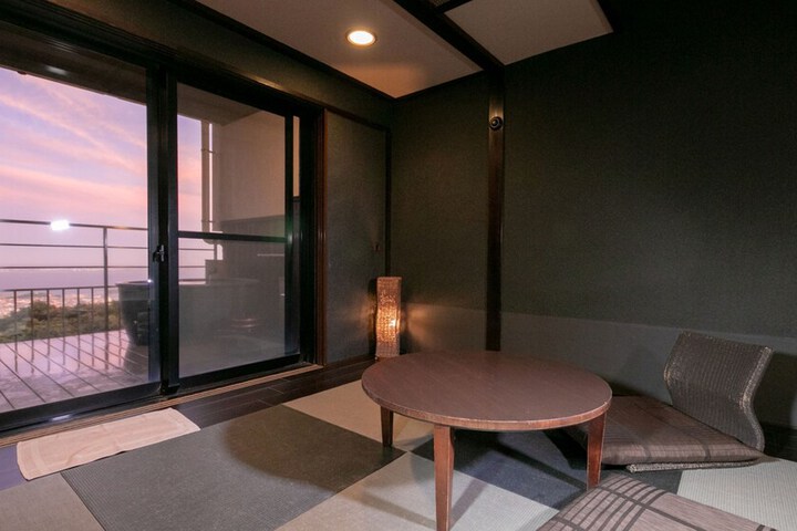 Room 14 of 104