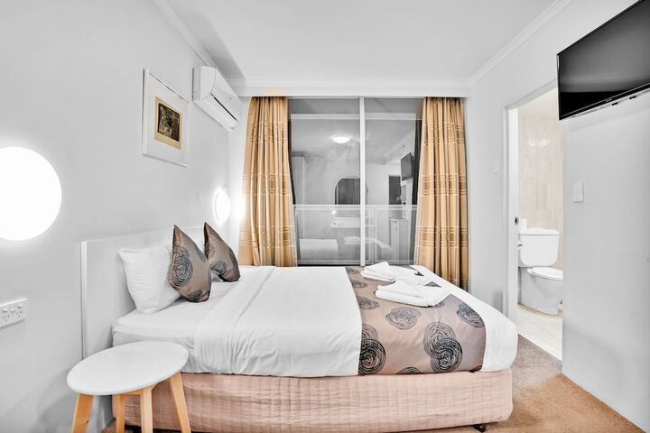 Room 11 of 34