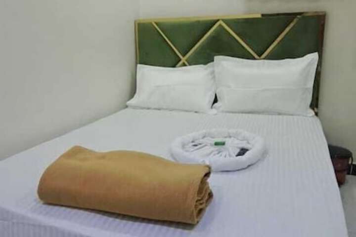 Room 7 of 12