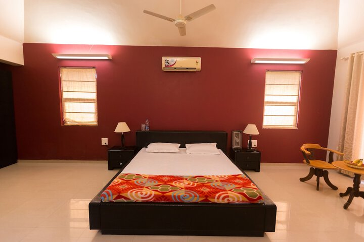 Room 4 of 102