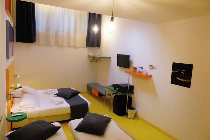 Room 40 of 144