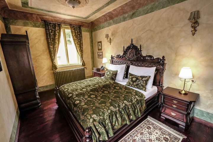 Room 43 of 183