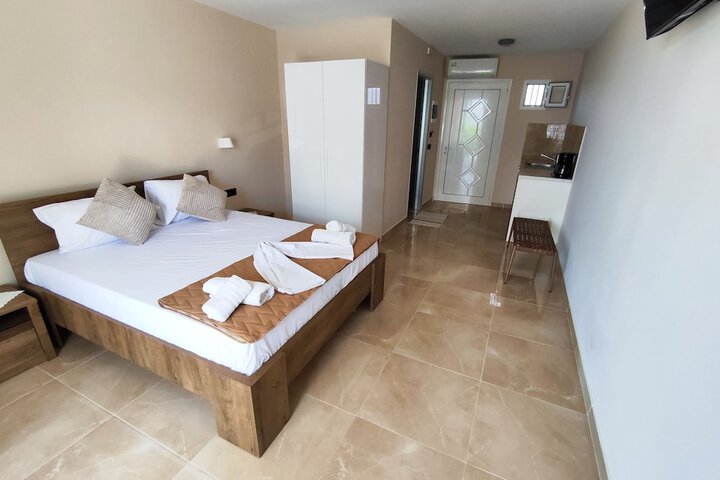 Room 2 of 82