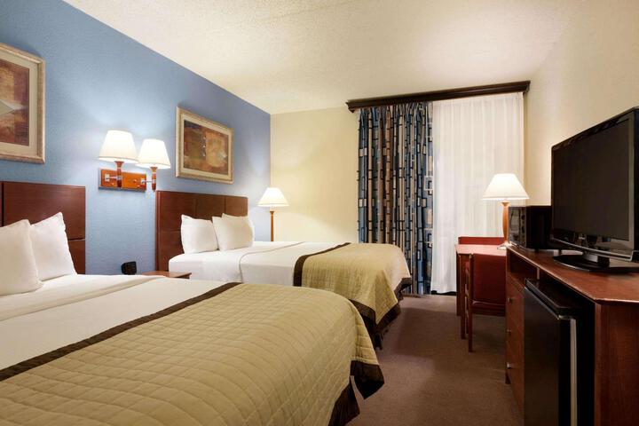 1 Queen Bed (3 of 10)