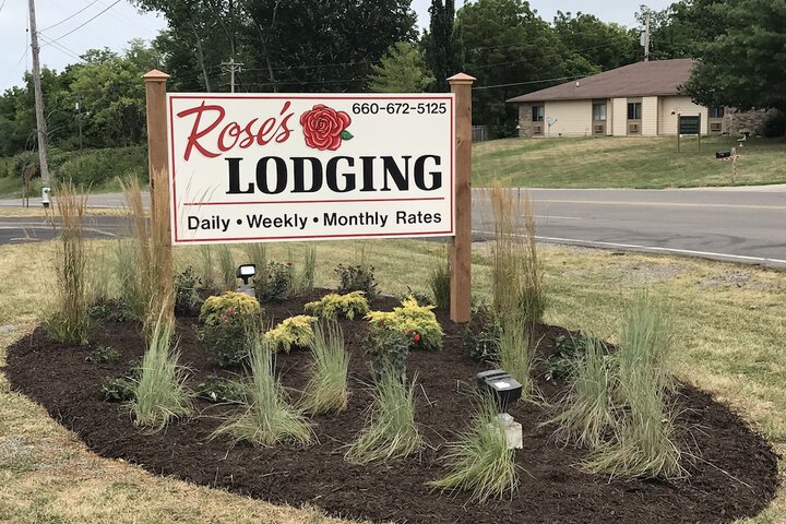 Roses Lodging in Boonville, MO