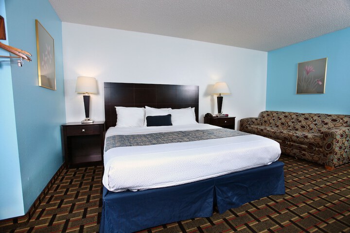 1 King Bed (3 of 6)