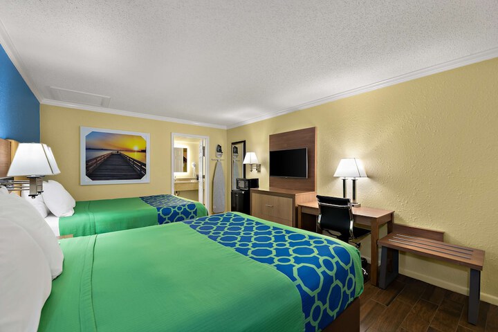 2 Queen Beds High Speed Internet Accessible Microwave and Refrigerator Work Desk Continental (2 of 7)