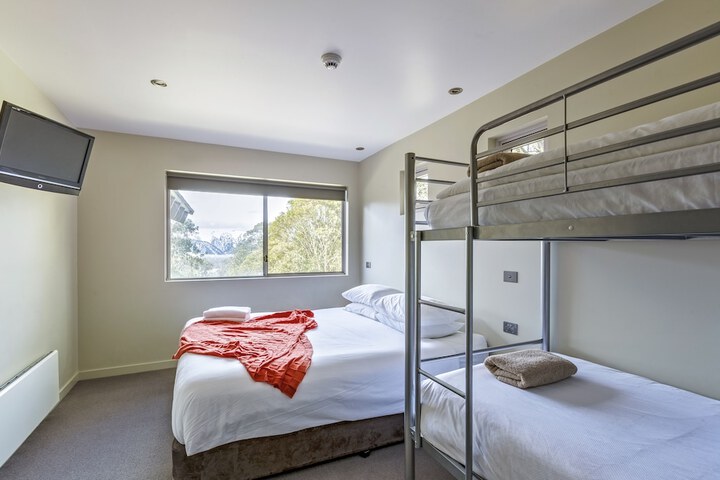 Room 4 of 34