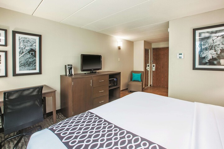 1 King Bed (2 of 15)