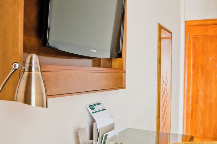 Room 6 of 30