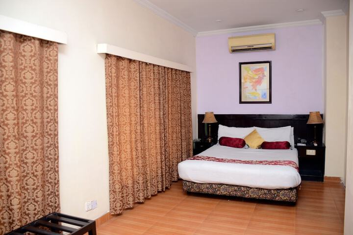 Room 7 of 12