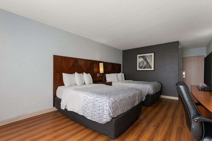 2 Double Beds (4 of 10)