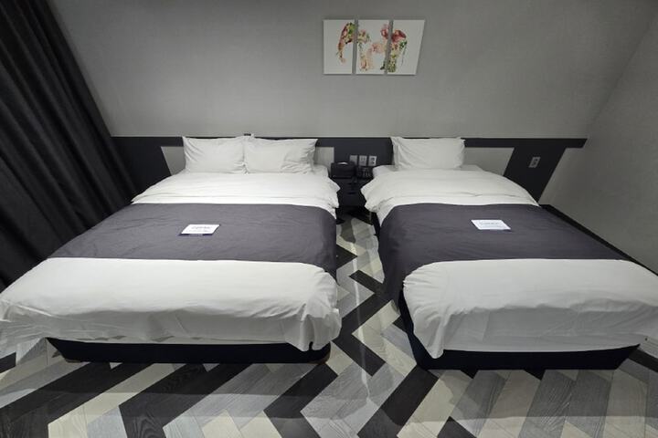 Room 83 of 184