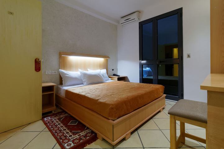 Room 10 of 28