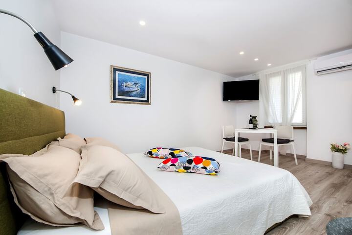 Room 9 of 35