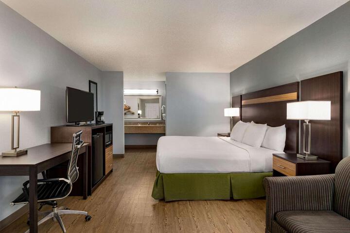 1 King Bed (14 of 15)