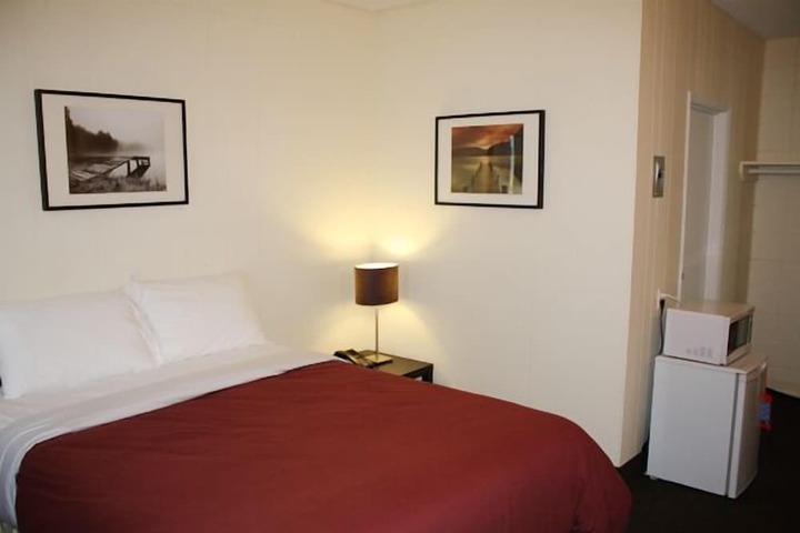 1 Queen Bed (14 of 16)